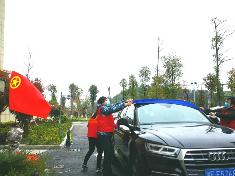 公司開展“學雷鋒、在行動”志愿洗車服務活動