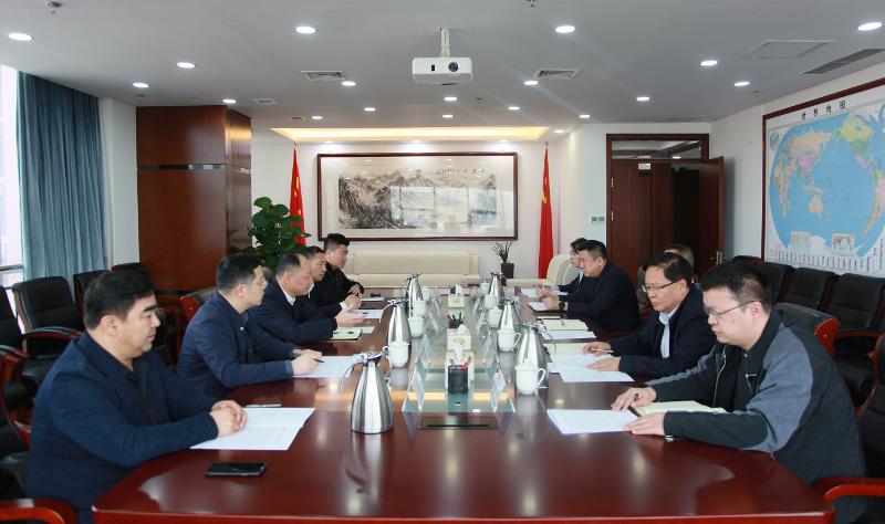 周鴻在新疆開展系列商務活動